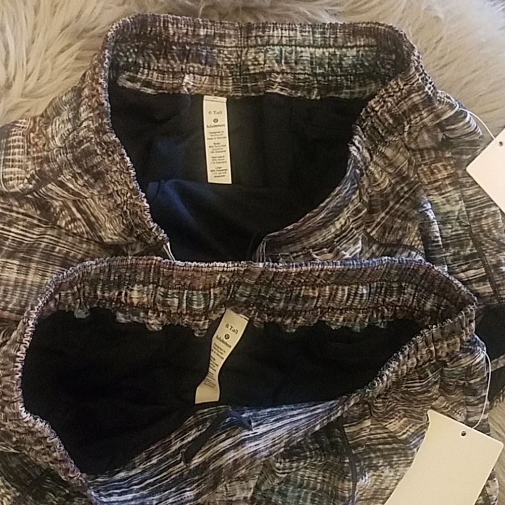 Lululemon hot hotty short 4" digital oasis - Picture 3 of 7